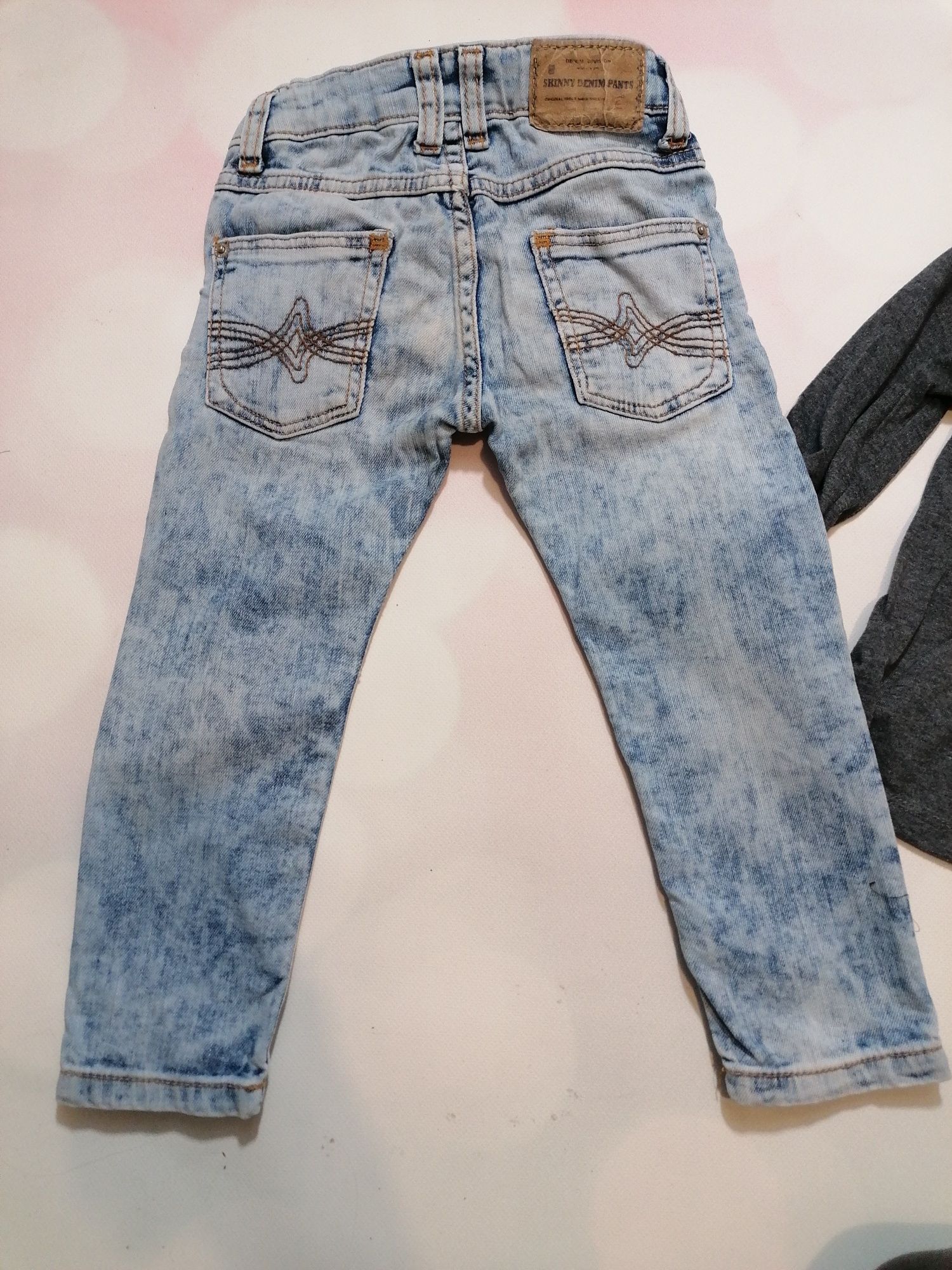 Spodnie marmurki jeansowe Zara bluzeczka bot sorry z tatuażami 110