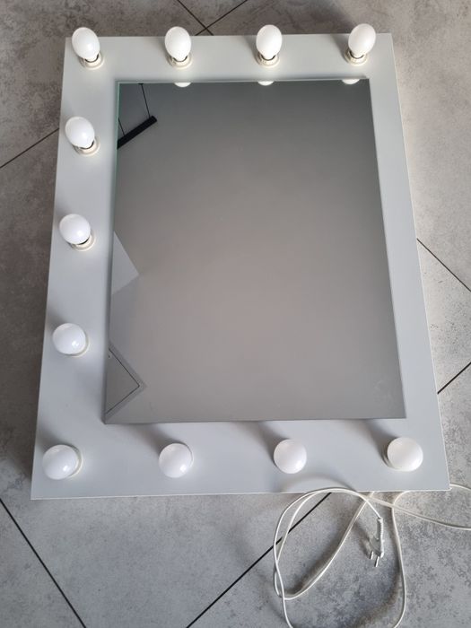 Lustro do toaletki z oświetleniem