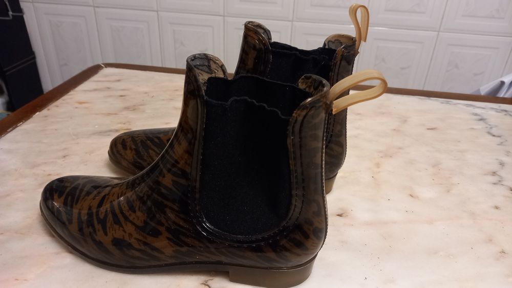 Vendo botins de senhora muito baratos