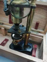 Microscópio na sua caixa de madeira - Sec XIX