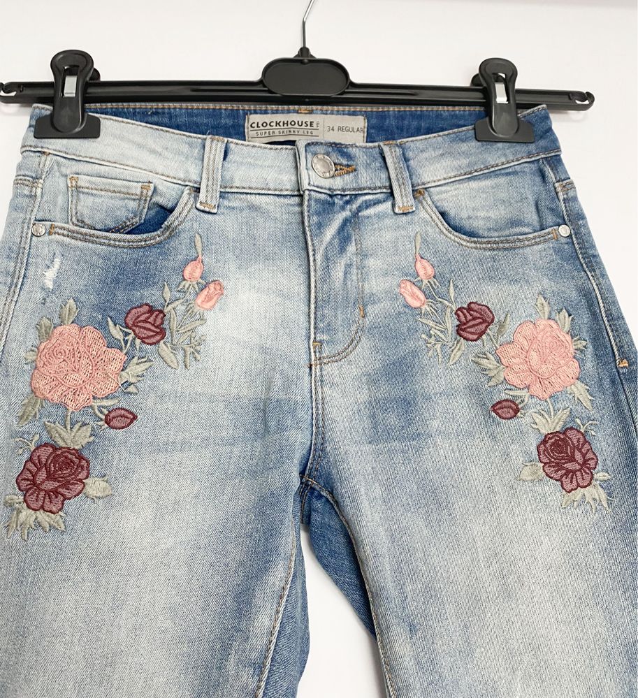 Spodnie jeansowe z wyszywanymi kwiatami C&A
