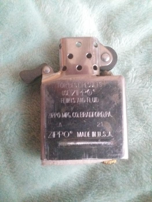 Zippo com desenho de folha de Cannabis