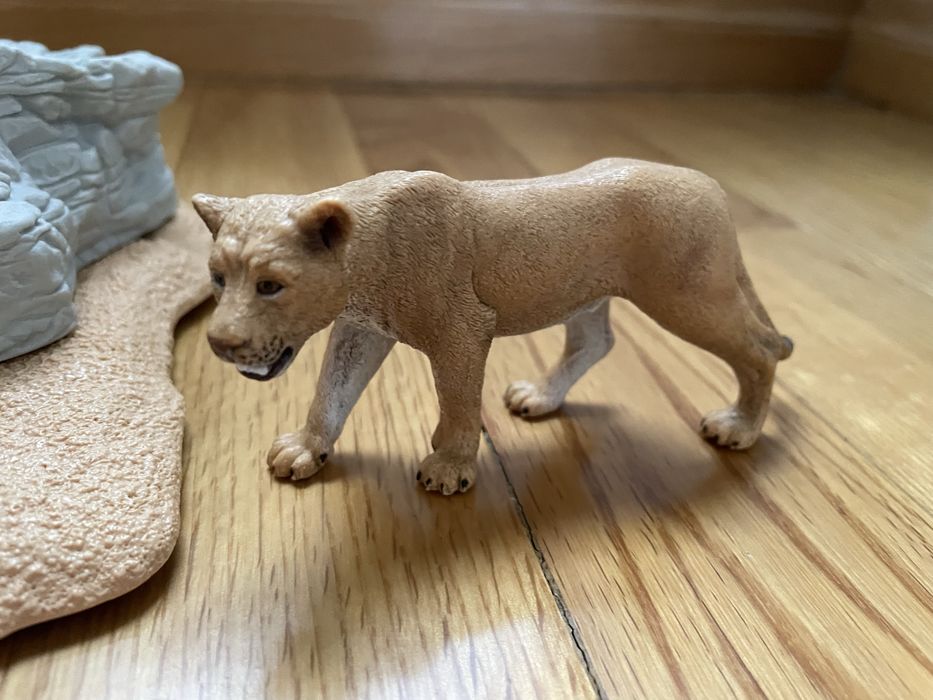 Miniaturas de aninais - Caverna com leão + leoa + cria Schleich