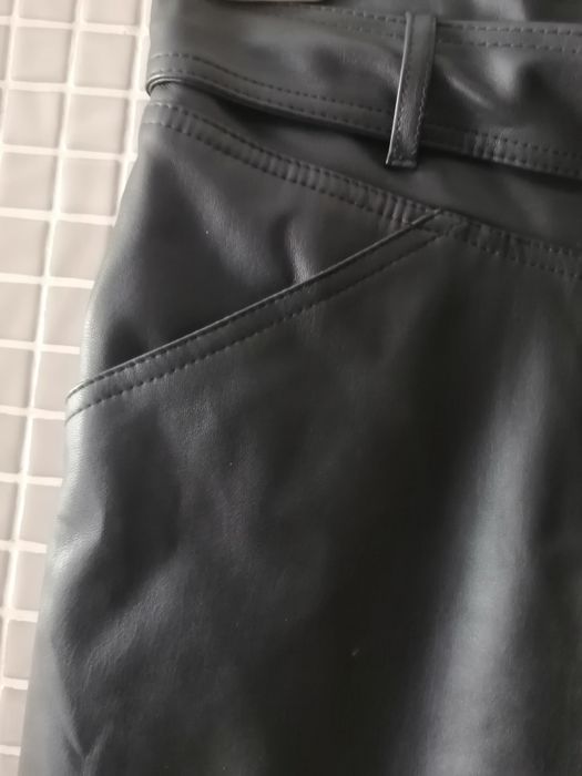 Saia em pele cor preto