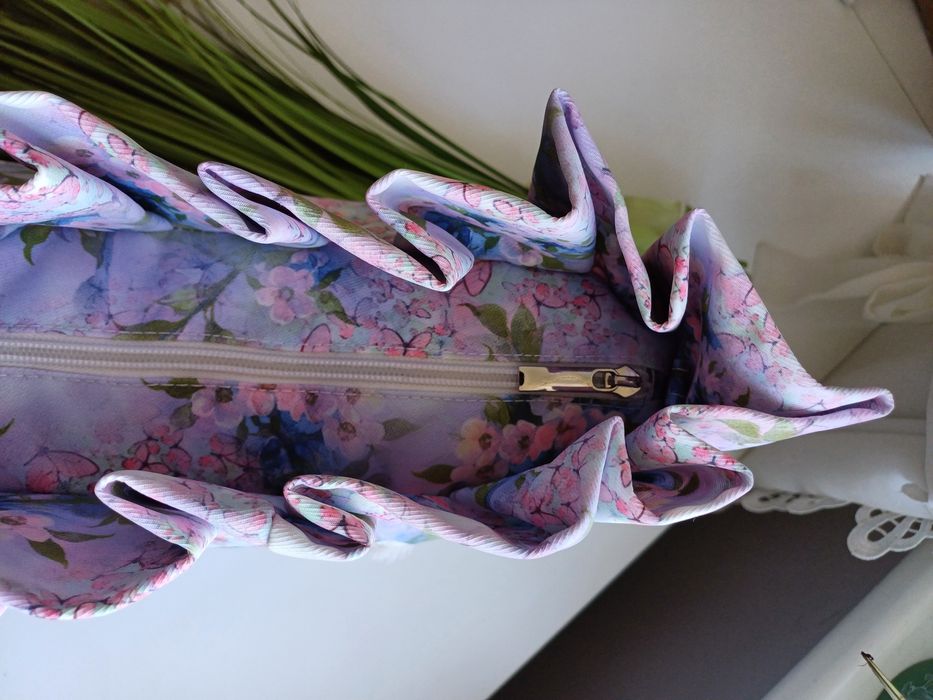 Niebieski organizer z falbanką w kolorowe kwiaty do torebki O Bag Mini