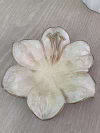 Piękna patera kwiat Lilii stara ceramika ecru i złoto