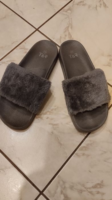 Klapki z futerkiem. 38