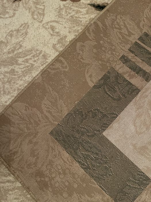 Красивий килим 2.0/3.0 в ідеальному стані