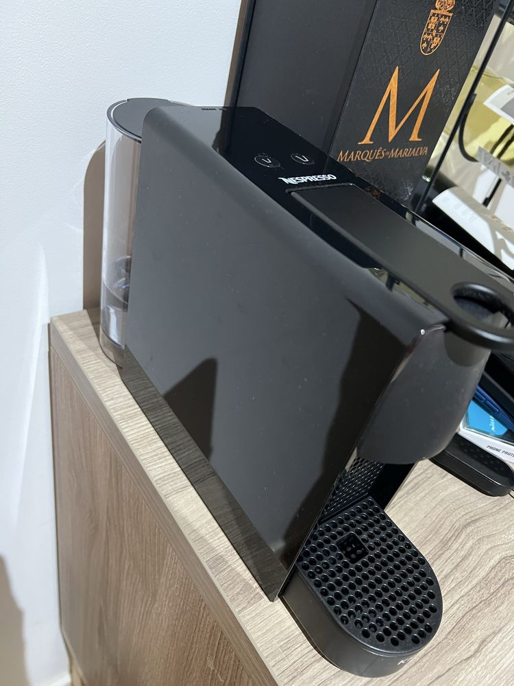 Cafeteira nespresso essenza mini