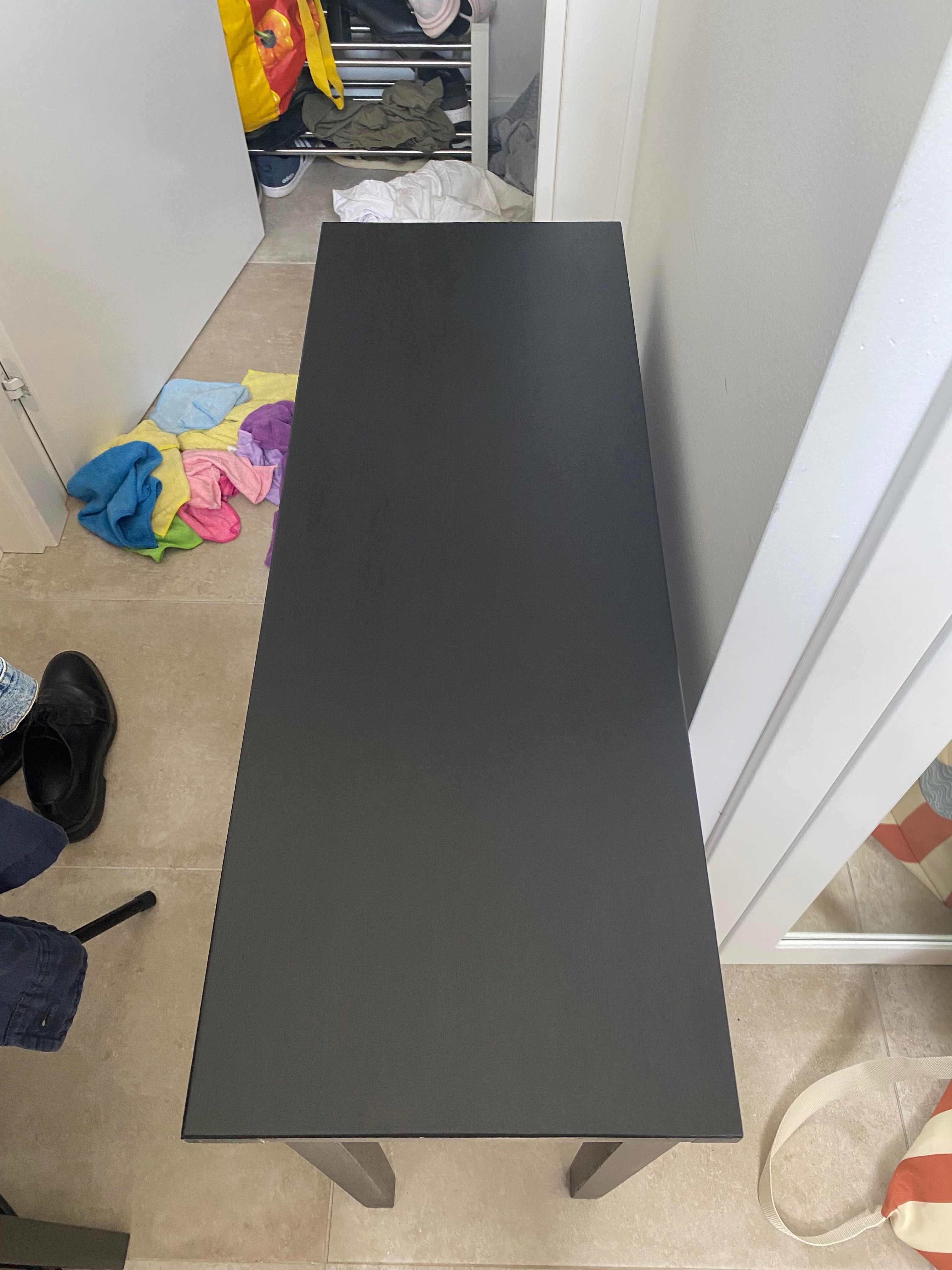 Mesa consola preta com duas gavetas