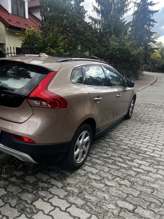 Volvo V40 Cross Country D2 Momentum 5d, bogato wyposażone, zadbane