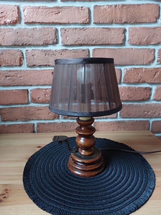 Lampa stołowa z abażurem drewniana