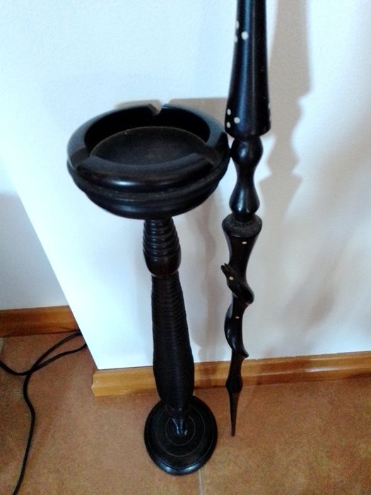 Mesa , arca em madeira "a sério", candeeiro, bengala, cinzeiro, castiç
