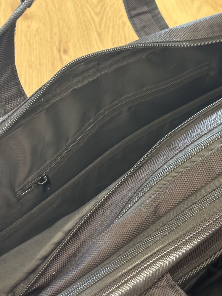 Minimalistyczna i pakowna torba na laptopa 17 cali