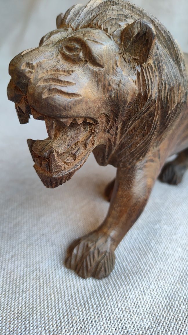 Старинная статуэтка из сандалового дерева лев
