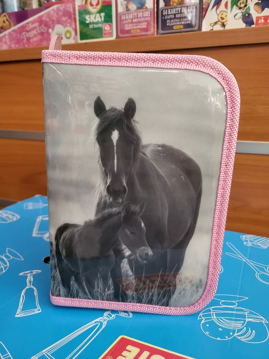 Piórnik Paso z wyposażeniem Horses