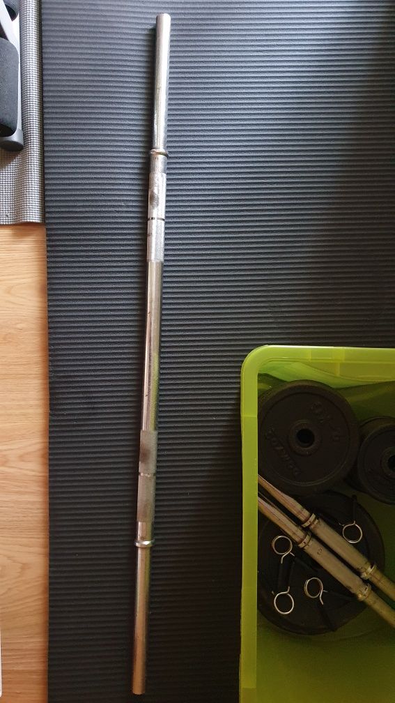 Halteres e barra de musculação com vários pesos