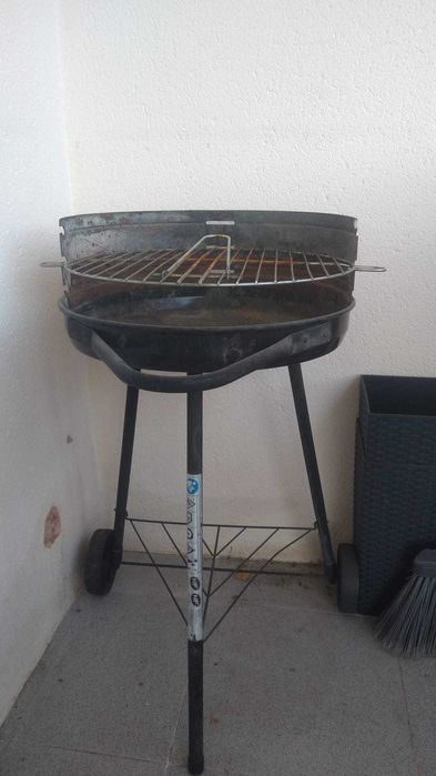 Churrasqueira a carvão - portátil, com rodas