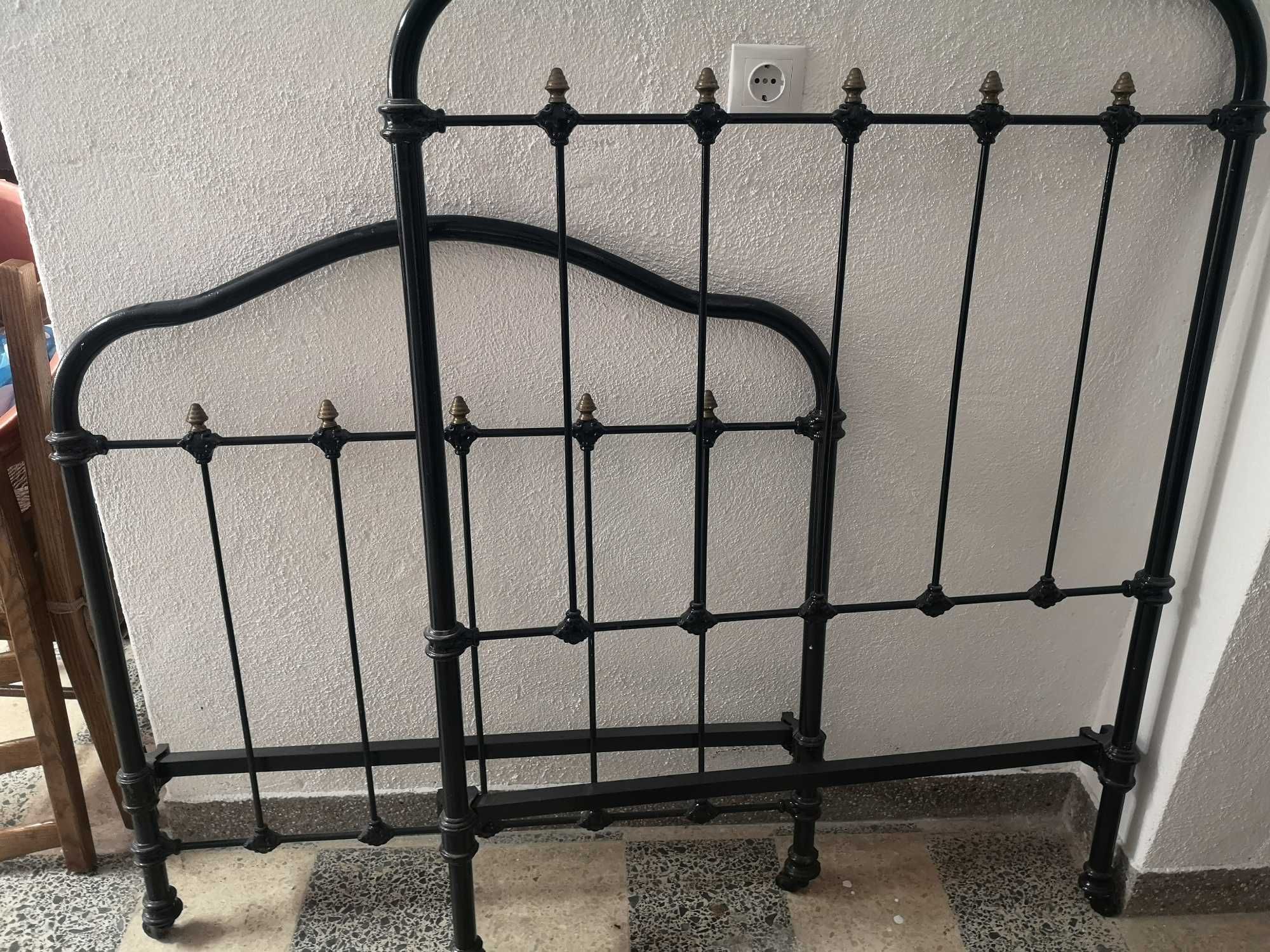 cama de ferro muito antiga