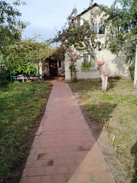 Здається пів будинку в с. Чубинське, Бориспільського району.