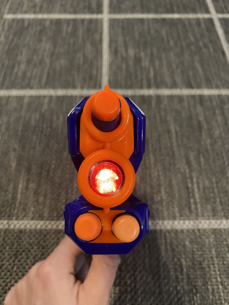Pistolet NERF Elite Firestrike z ”laserowym” celownikiem