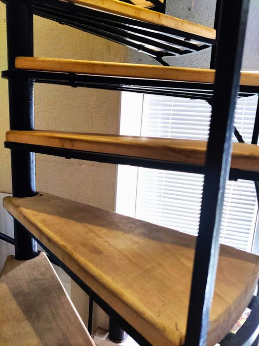 Сходи гвинтові металевий какркас дерево