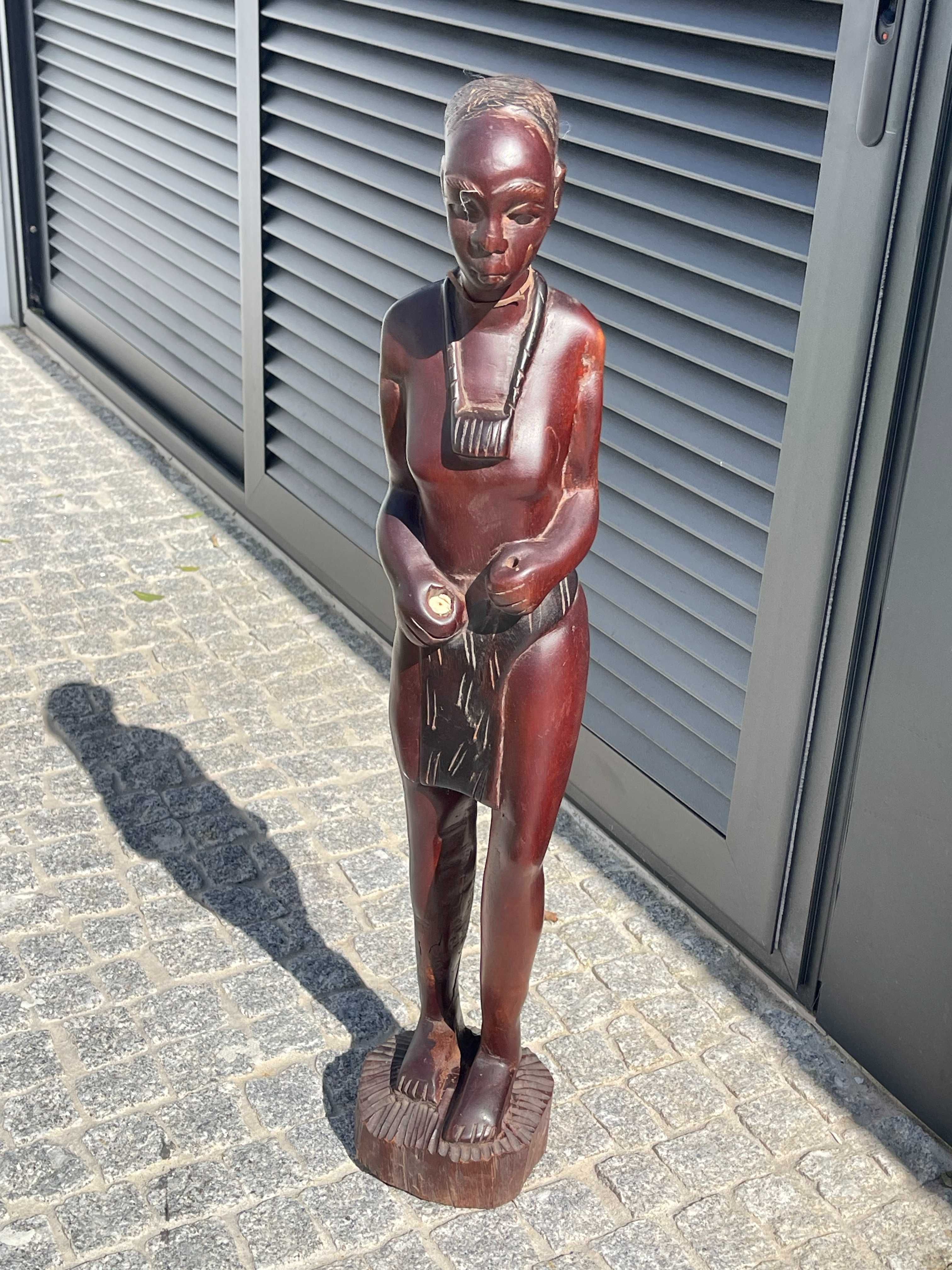 Arte em madeira - Escultura mulher