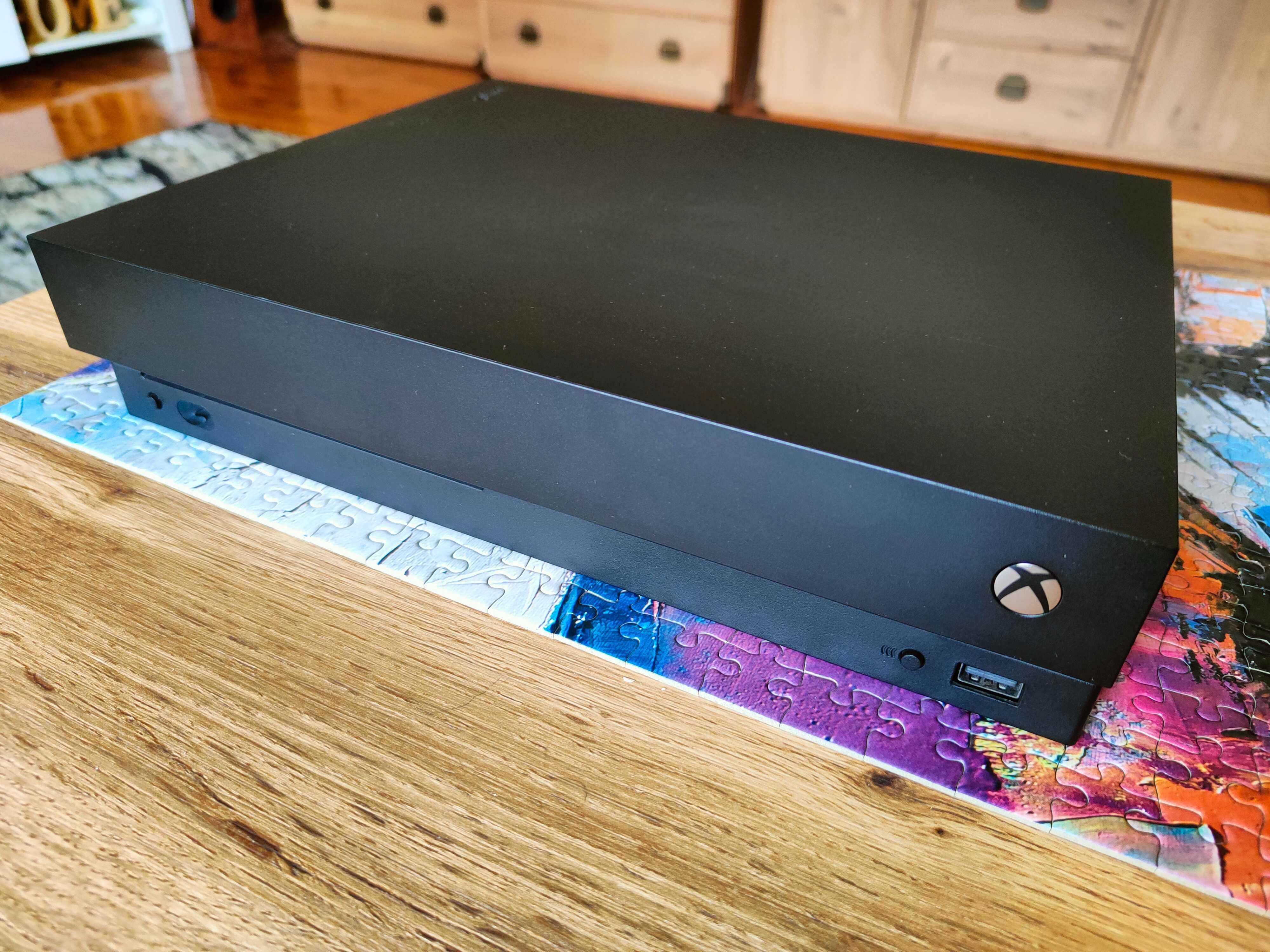 Konsola XBox One X (1 TB, 4K BLU-RAY, HDR) i dwa oryginalne pady