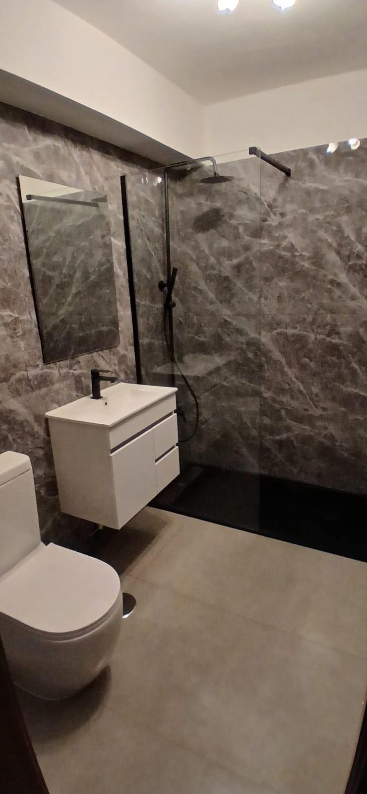 Se precisa de uma pintura,  pladur, pavimento flutuante, casa de banho