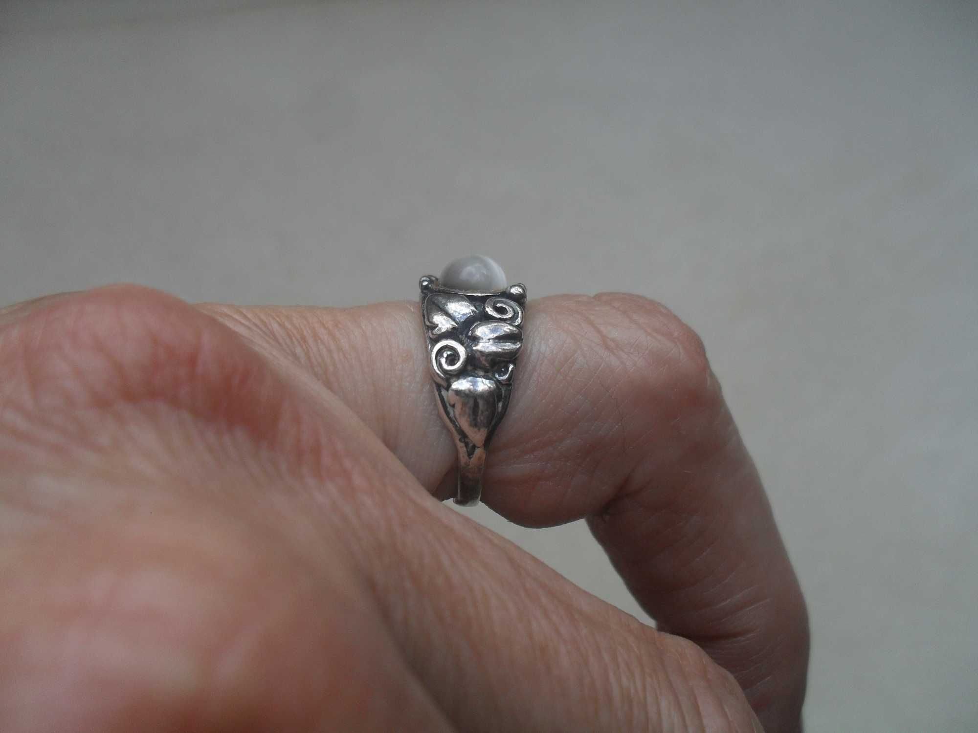 Srebrny pierścionek - kocie oko w ładnej oprawie - cena ost