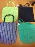 Sacos novos de praia com etiqueta.