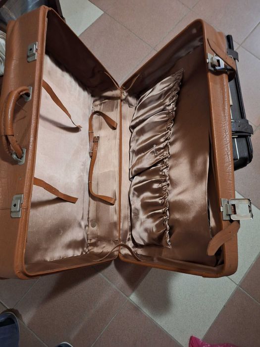 Stara walizka skórzana