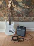 Gitara elektryczna Squier by Fender + wzmacniacz Fender + kabel – ZEST
