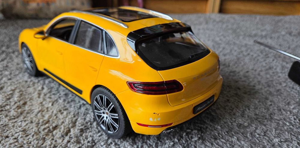 Zdalnie sterowane Porsche Macan Rastar 1:14