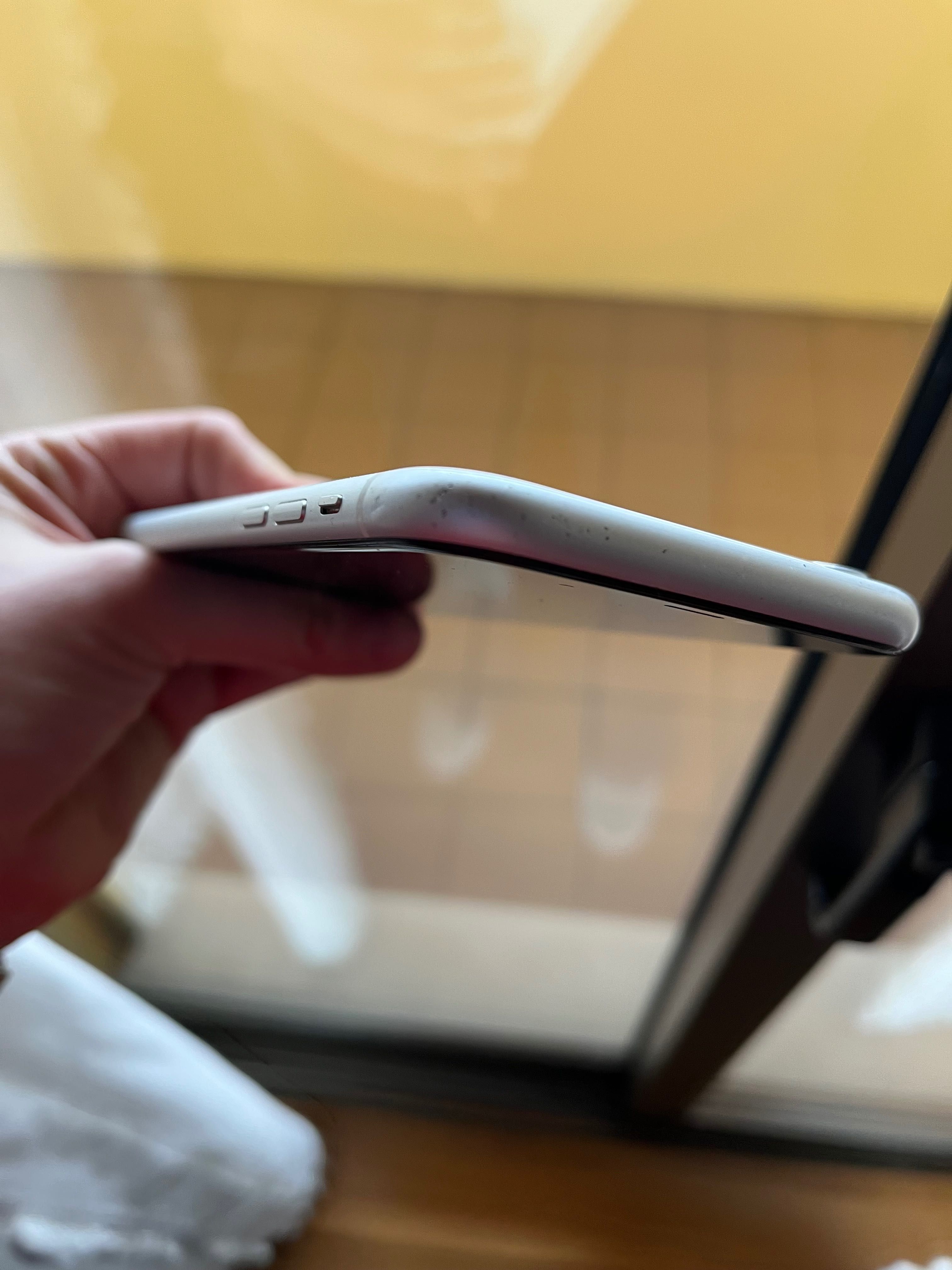 iPhone XR branco 64GB, não inclui carregador