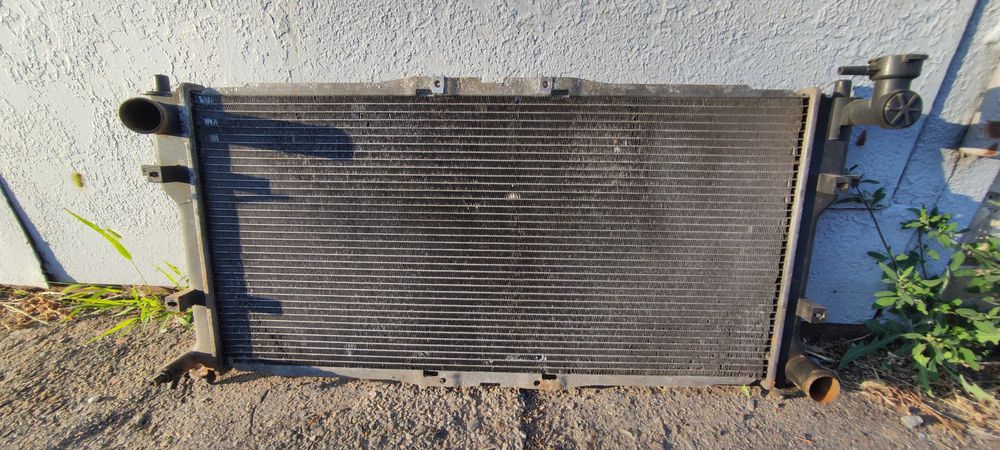 Продам радиатор охлаждения б/у на mazda 626