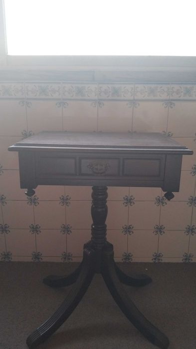 Mesa de cabeceira vintage em madeira escura