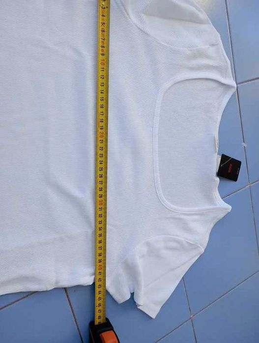 Top da Levis simples e branco