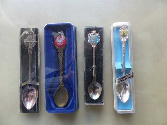 Colheres de coleção (4), D em caixa