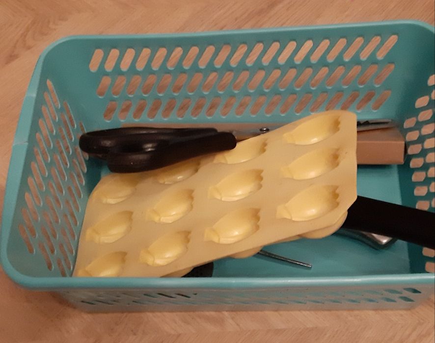 Różne przybory kuchenne i akcesoria domowe.