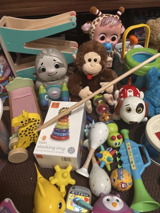 крупный план разбросанных детских игрушек.