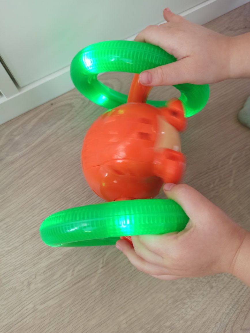 Zabawka interaktywna bright starts małpka jedzi