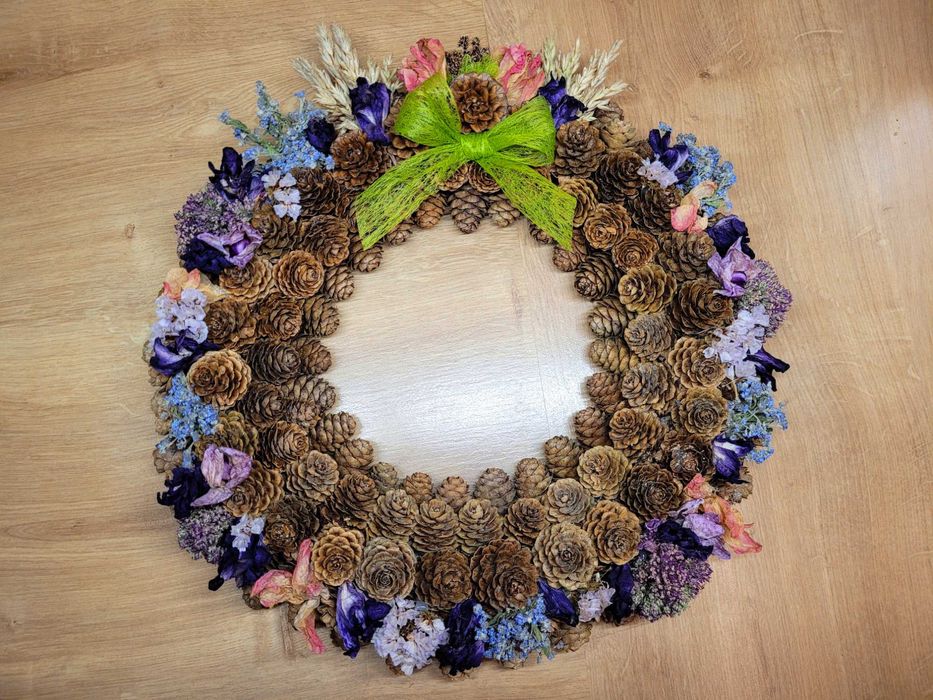 Bożonarodzeniowy wieniec z  szyszek na naturalnym podkładzie 50 cm