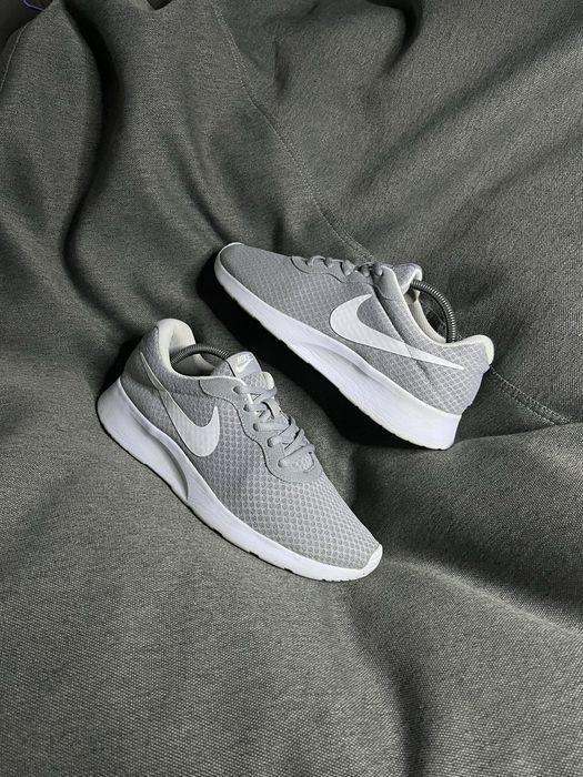 Спортивні кросівки NIKE TANJUN 42.5 27 кроссовки найк бігові зал