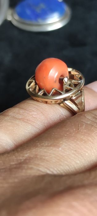 Złoty przedwojenny pierścionek z koralem