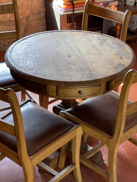 Mesa de jogos em castanho