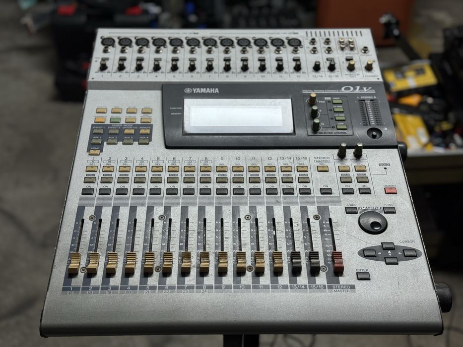 Mesa Mistura Yamaha 01V