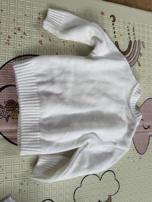 Biały rozpinany sweterek