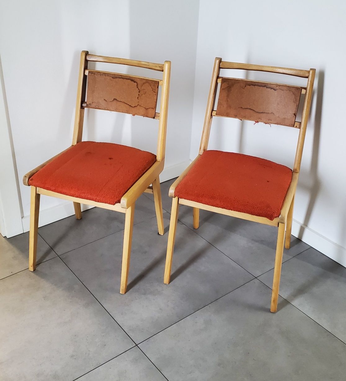 Dwa stare krzesła Jar