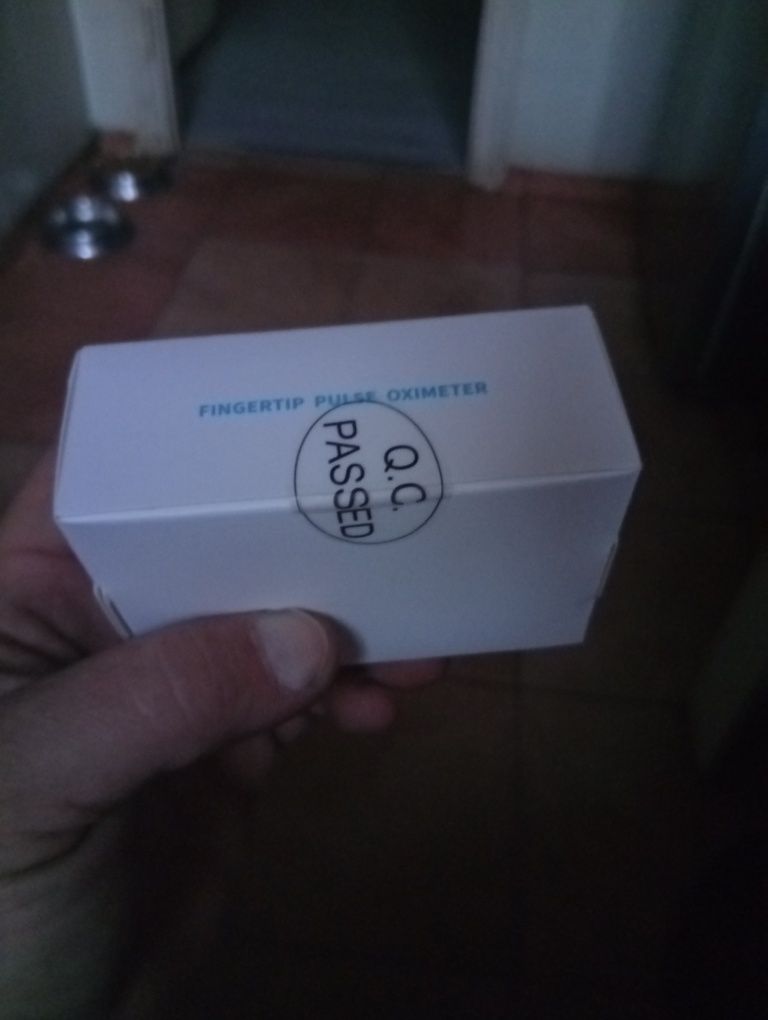 Pulsoksymetr na palec.